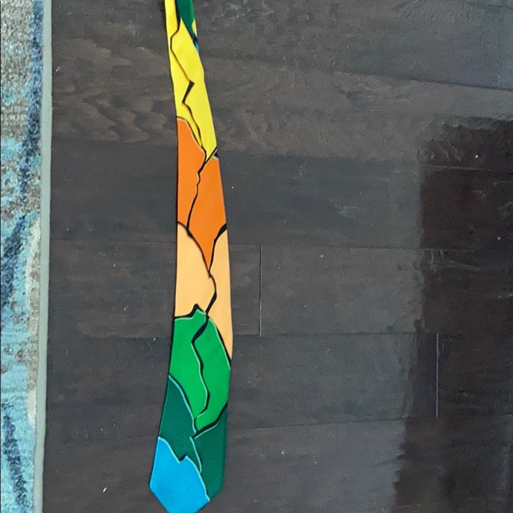 “No boundaries” tie